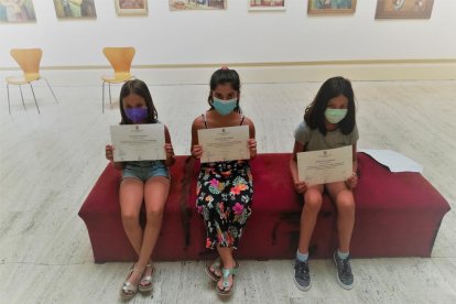 Tres de las cuatro alumnas becadas por la Escuela de Danza.