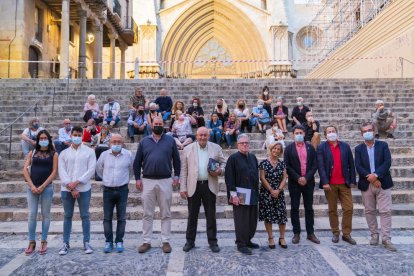 L'artista Josep Maria Rosselló (cinquè per l'esquerra) amb representants del barri i de l'Ajuntament de Tarragona, ahir, a la plaça de les Cols.