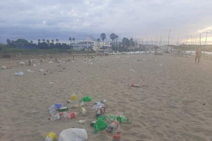 Imatge de les restes que el botellot ha deixat a la platja de Tamarit.