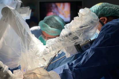 Un instant de la primera extracció al món d'una primera costella amb cirurgia robòtica i una sola incisió, a l'Hospital Universitari de Bellvitge.