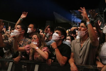 Público con mascarilla en primera hila del concierto de Kase.O en el Festival Cruïlla.