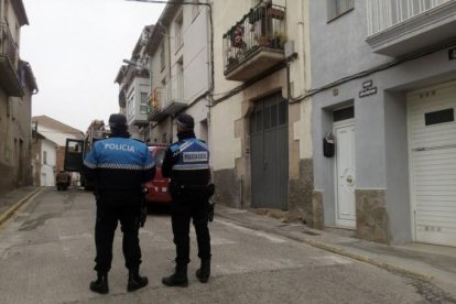 Imatge d'arxiu de dos agents de la Policia Local de les Borges Blanques.