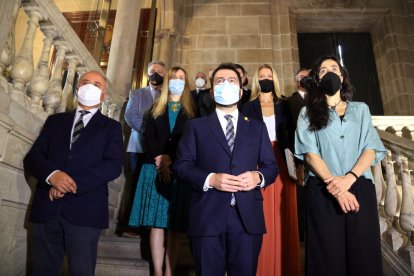 Plano general del presidente del Govern, Pere Aragonès, y la presidenta de la Cambra de Comerç de Barcelona, Mònica Roca.