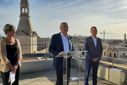 La vicealcaldesa, Noemí Llauradó, el alcalde de Reus, Carles Pellicer y el teniente de alcalde Daniel Rubio, durante la rueda de prensa.