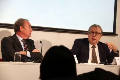 Padrós y el presidente del CAC, Roger Loppacher, en la presentación del informe 'El discurs antivacunes a Internet'.