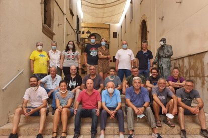 Imagen del pasado sábado, cuando una veintena de personas colocaron el toldo junto a la ermita del Portal del Carro.