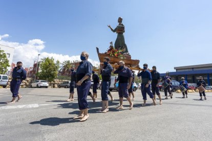 Els pescadors duent Sant Pere a la parròquia.