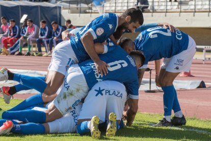 Los jugadores del San Fernando celebrando el gol.