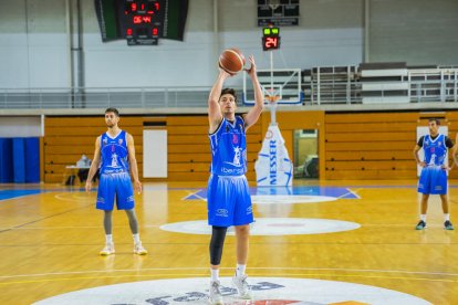 Adrià Duch ejecutante un tiro libre en un partido en el Serrallo.