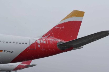 Imagen de archivo de un avión de Iberia en el aeropuerto de Barajas en medio de la borrasca Filomena.