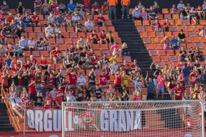 Públic al Nou Estadi de Tarragona durant el Nàstic-Barcelona B.