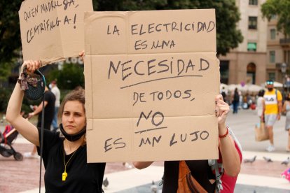 Manifestants amb pancartes contra l'augment del preu de la llum.