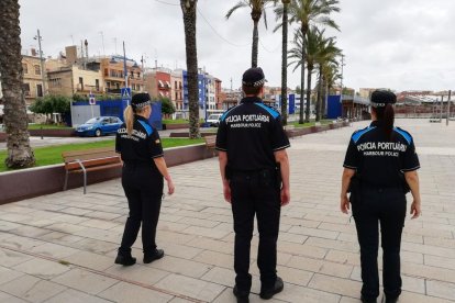 Imatge d'arxiu de tres agents de la Policia Portuària.