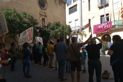 Imagen de la movilización en las puertas del Ayuntamiento del Aleixar.