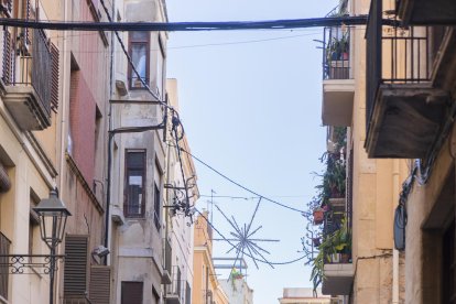 Los vecinos denuncian que luces se concentran en la calle Mayor.