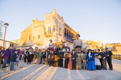 Los diferentes elementos del pasacalle ante la Casa Bofarull.