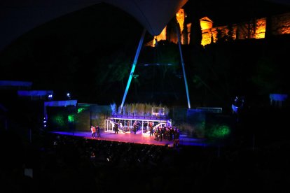 Los artistas actuando a la ópera Rigoletto, hecho al Teatro Auditorio de Camp de Marte de Tarragona.