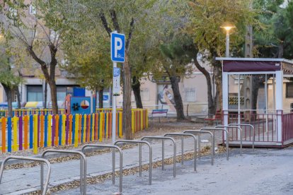 Els veïns denuncien que aquests aparcaments treuen dues places de pàrquing per a cotxes.