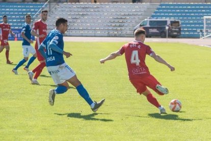 Pol Domingo en una acció en el partit jugat ahir, diumenge.