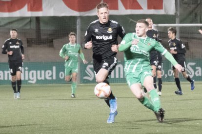 Edgar lluitant per una pilota en el partit contra el Cornellà.