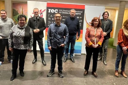 El alcalde, Pau Ricomà, junto con los asistentes a la proyección del documental en el Teatro Tarragona.