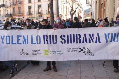 Plano medio de una de las pancartas de la concentración para dar apoyo a los activistas de la Plataforma Riu Siurana en Falset.