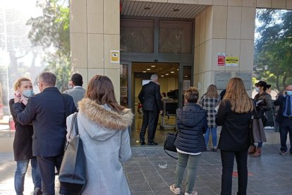 Advocats i procuradors fent cua davant dels Jutjats de Tarragona.