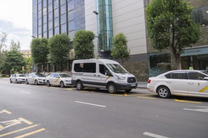 Furgoneta adaptada per a persones amb mobilitat reduïda estacionada al carrer Pere Martell.