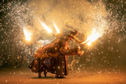 La nova figura del bestiari del Ball de Diables de la Canonja en ple ball de lluïment.