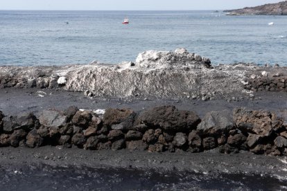 Imagen de archivo de ceniza acumulada en la costa de la isla.