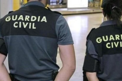 Imagen de archivo de dos agentes de la Guardia Civil.