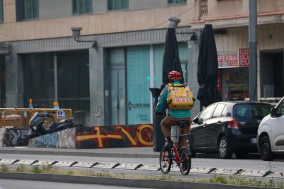 Un rider de Glovo treballant durant l'estat d'alarma.