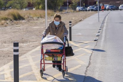 Sense la vorera, la circulació de vianants es feia complicada pel tipus de terreny que hi ha.