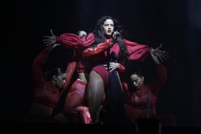 Plano general de Rosalía, en el concierto del Palau Sant Jordi de diciembre de 2019.