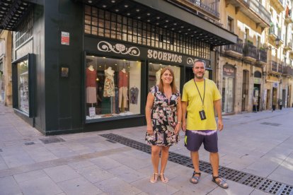 Los hermanos Roser y Medir Borràs delante de la tienda Scorpios de la calle Comte de Rius.