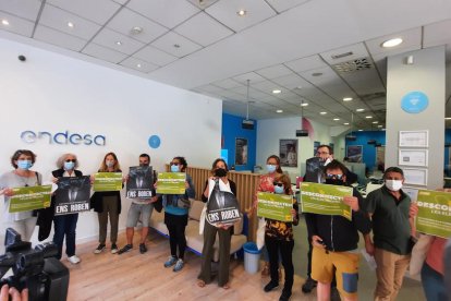 Plano general de la acción de protesta en la sede de Endesa de Tarragona impulsada por miembros de la CUP.