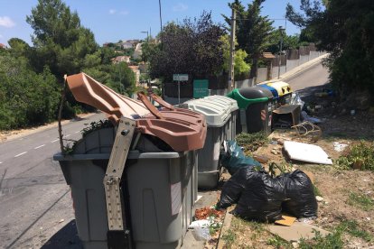 Imagen de los contenedores de Calafell, con bolsas tiradas afuera.