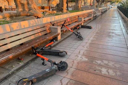 Imagen del pasado mas de marzo con varios patinetes mal estacionados en el paseo de las Palmeras de Tarragona.