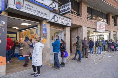 La administración de La Pastoreta aún registraba largas colas ayer al mediodía.