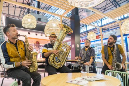 El grupo musical dinamizando la tarde de ayer en uno de los nuevos espacios de degustación del mercado.