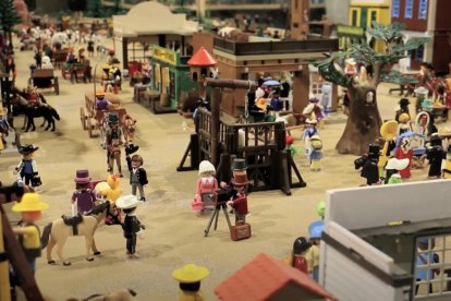 Figuras de Playmobil en un diorama de ediciones anteriores.