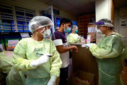 Imagen de sanitarios en un hospital en Singapur.