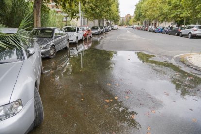 El toll d'aigua es troba al final del carrer Pont i Gol i arriba fins al davant d'una llar d'infants.