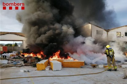 Els Bombers treballen per extingir el foc.