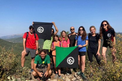 Miembros de La Somereta Libre en el Mirador de la Roca del Migdia de la Febró.