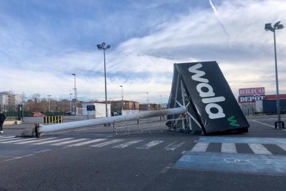 Imagen del tótem pubicitari del Wala que ha caído para|por el viento.