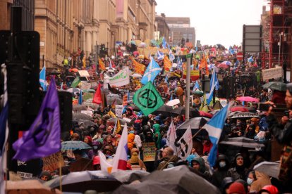 Milers de persones es manifesten a Glasgow per exigir «justícia climàtica» el passat dia 6.