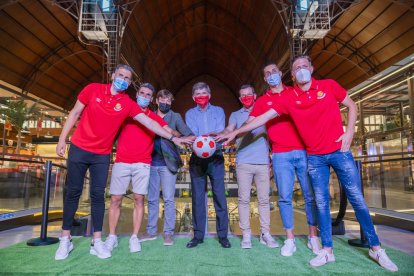 Manu García, Pedro del Campo, Pablo Fernández i Edgar Hernández acompanyats per Dídac Nadal, Josep Maria Andreu i Sergi Parés.