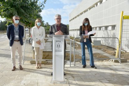 Imatge de la presentació de les obres, amb l'alcalde de Torredembarra mentre intervenia.