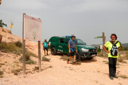 Un grupo de excursionistas retrocediendo al no poder acceder al Parque Natural del Montsant.